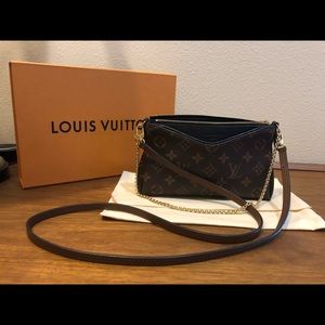 Louis Vuitton Pallas Clutch in Noir